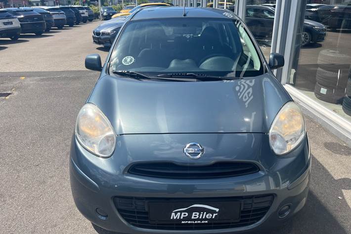 Grå Nissan Micra fra 2011
