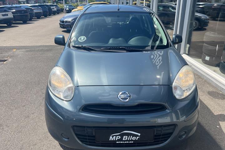 Grå Nissan Micra fra 2011