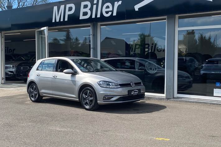 Grå VW Golf VII fra 2018