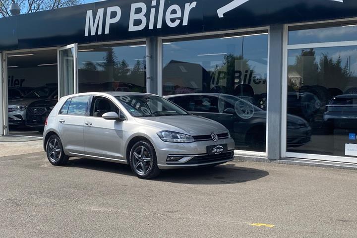 Grå VW Golf VII fra 2018