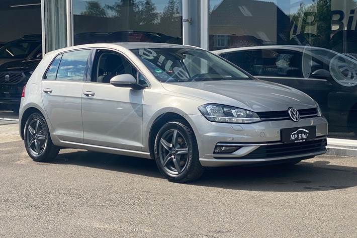 Grå VW Golf VII fra 2018