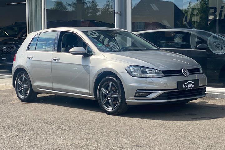 Grå VW Golf VII fra 2018