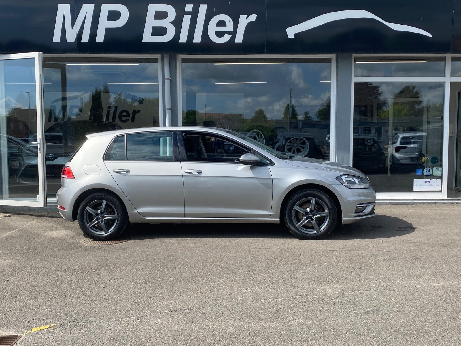 Grå VW Golf VII fra 2018
