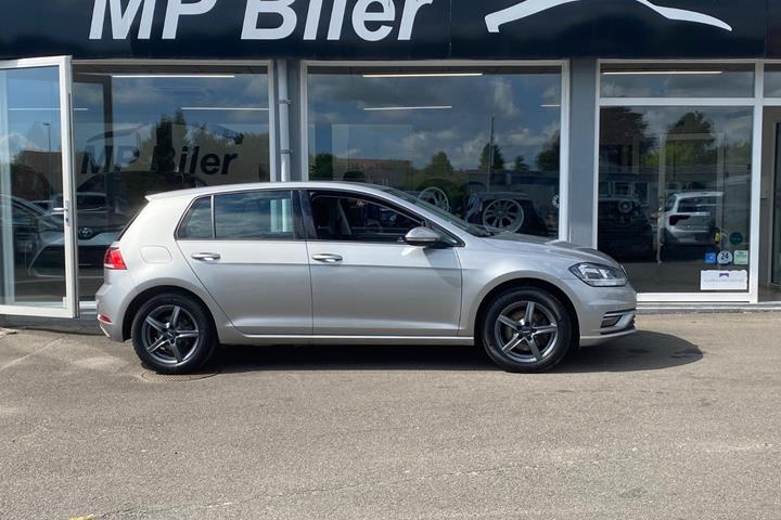 Grå VW Golf VII fra 2018