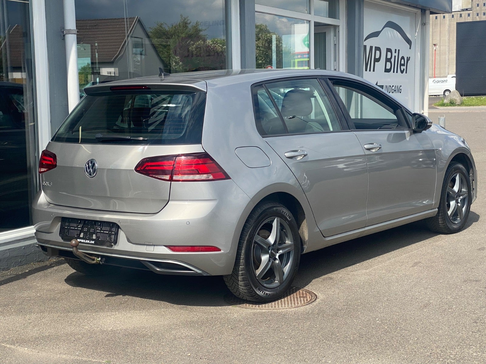 Grå VW Golf VII fra 2018