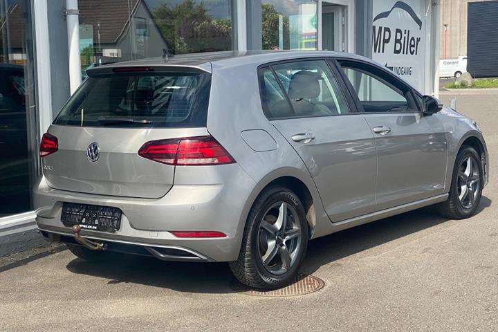 Grå VW Golf VII fra 2018