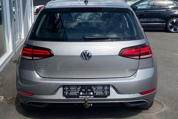 Grå VW Golf VII fra 2018
