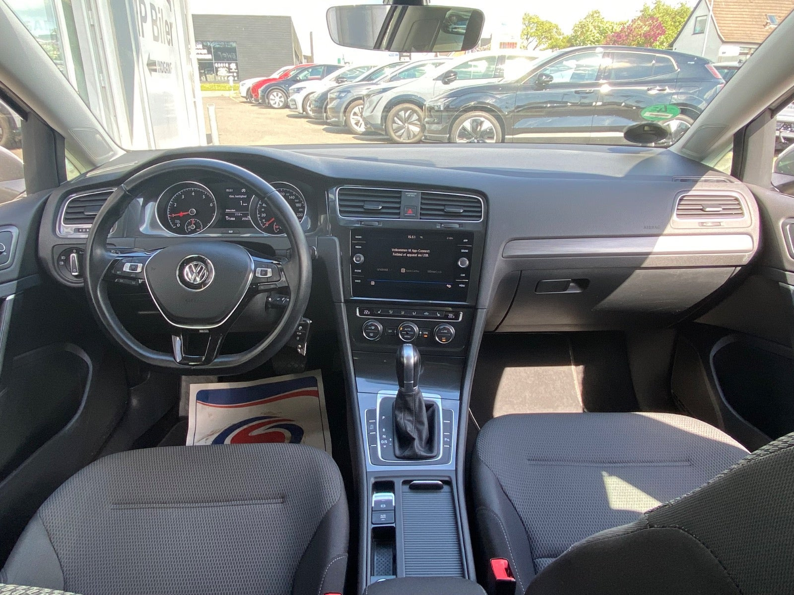 Grå VW Golf VII fra 2018