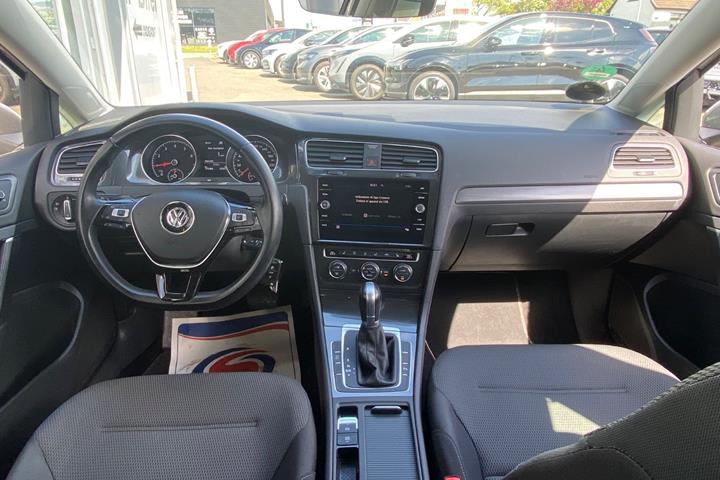 Grå VW Golf VII fra 2018