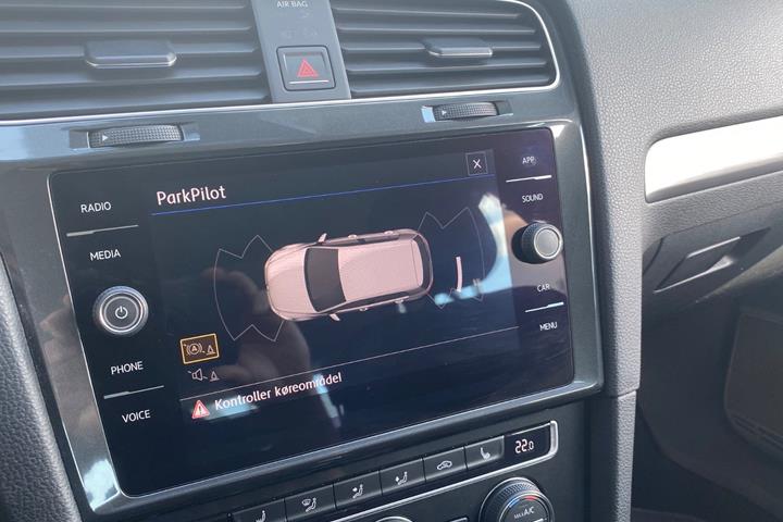 Grå VW Golf VII fra 2018