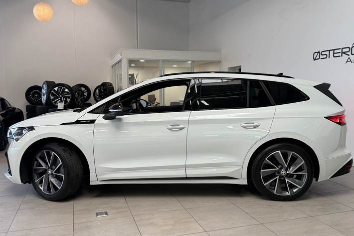 Hvid Skoda Enyaq fra 2025
