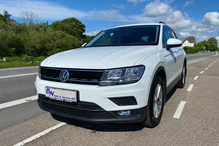 Hvid VW Tiguan fra 2018 set udefra