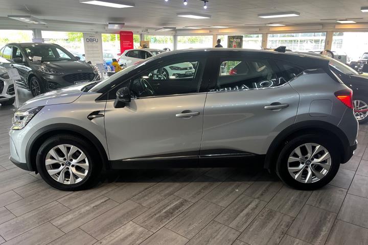 Sølv Renault Captur fra 2021