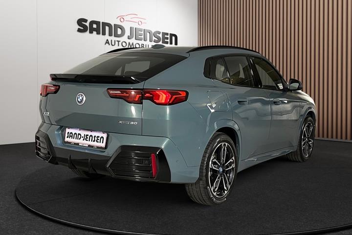 Grøn BMW iX2 fra 2025