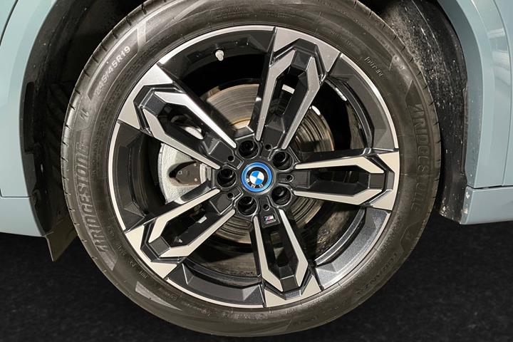 Grøn BMW iX2 fra 2025