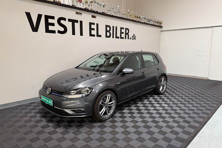 Grå VW Golf VII fra 2018
