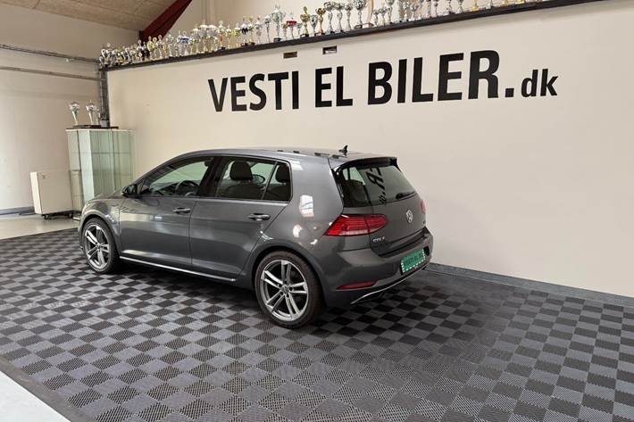Grå VW Golf VII fra 2018