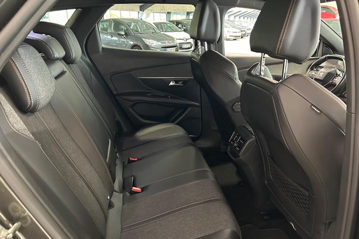 Grøn Peugeot 3008 fra 2018