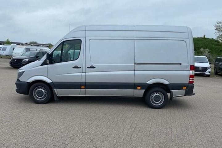 Sølv Mercedes Sprinter fra 2015 set udefra
