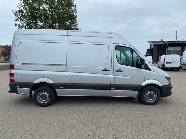 Sølv Mercedes Sprinter fra 2015 set udefra