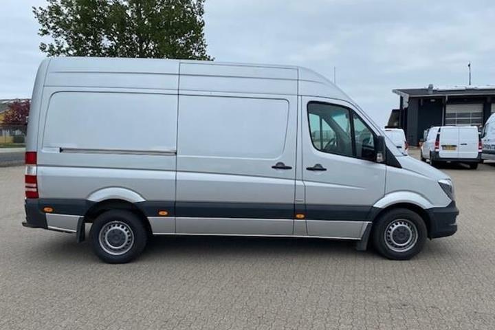 Sølv Mercedes Sprinter fra 2015 set udefra