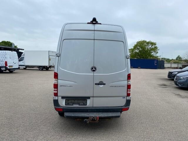 Sølv Mercedes Sprinter fra 2015 set udefra