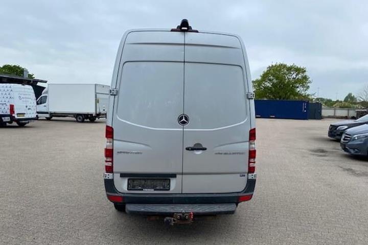 Sølv Mercedes Sprinter fra 2015 set udefra