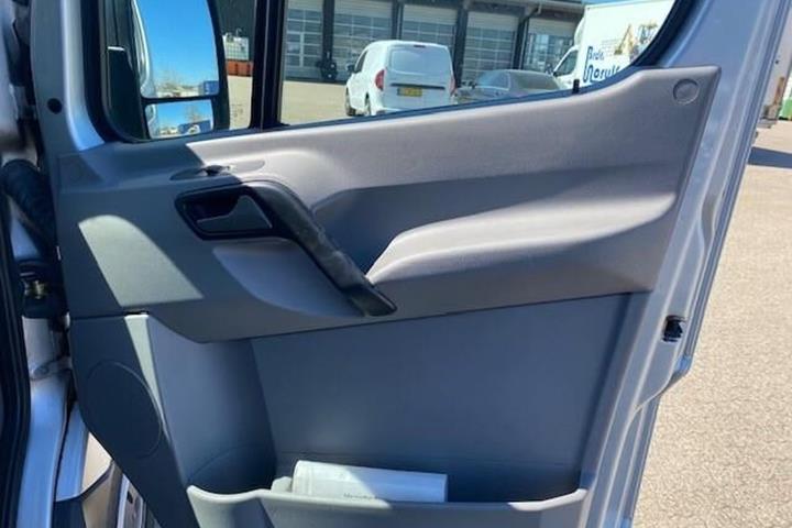 Sølv Mercedes Sprinter fra 2015 set indefra