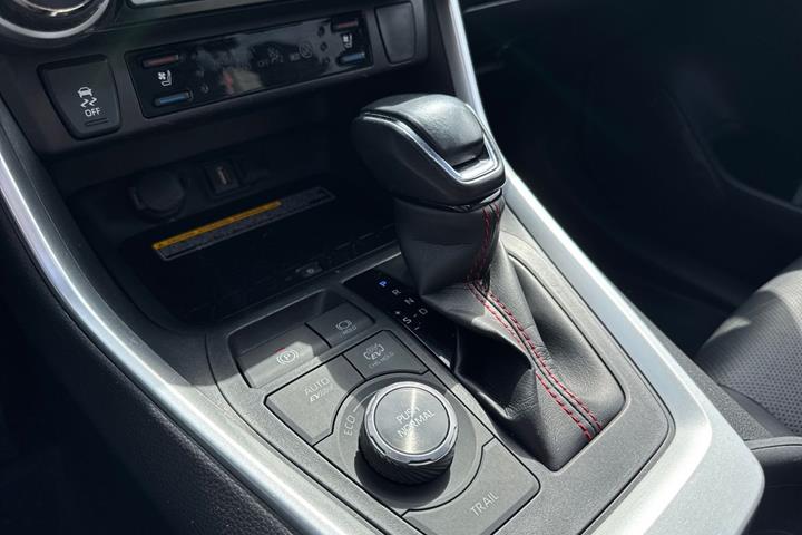 Sort Toyota RAV4 Plug-in fra 2021