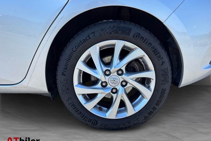 Sølv Toyota Auris fra 2016