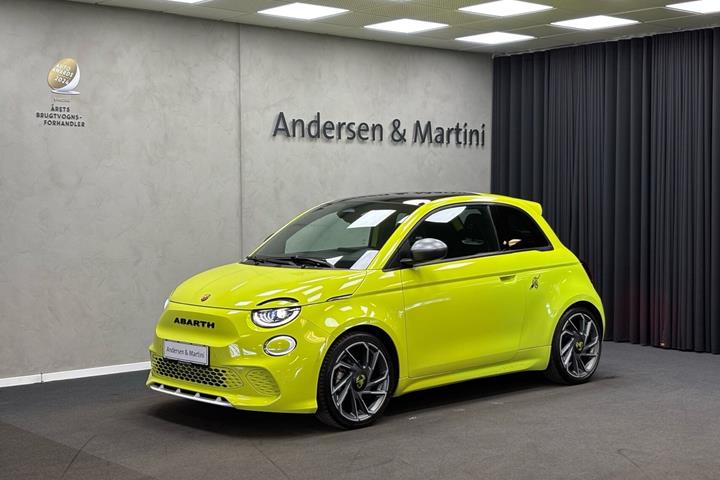 Grøn Abarth 500e fra 2023 set udefra