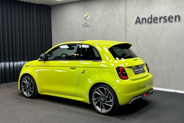 Grøn Abarth 500e fra 2023