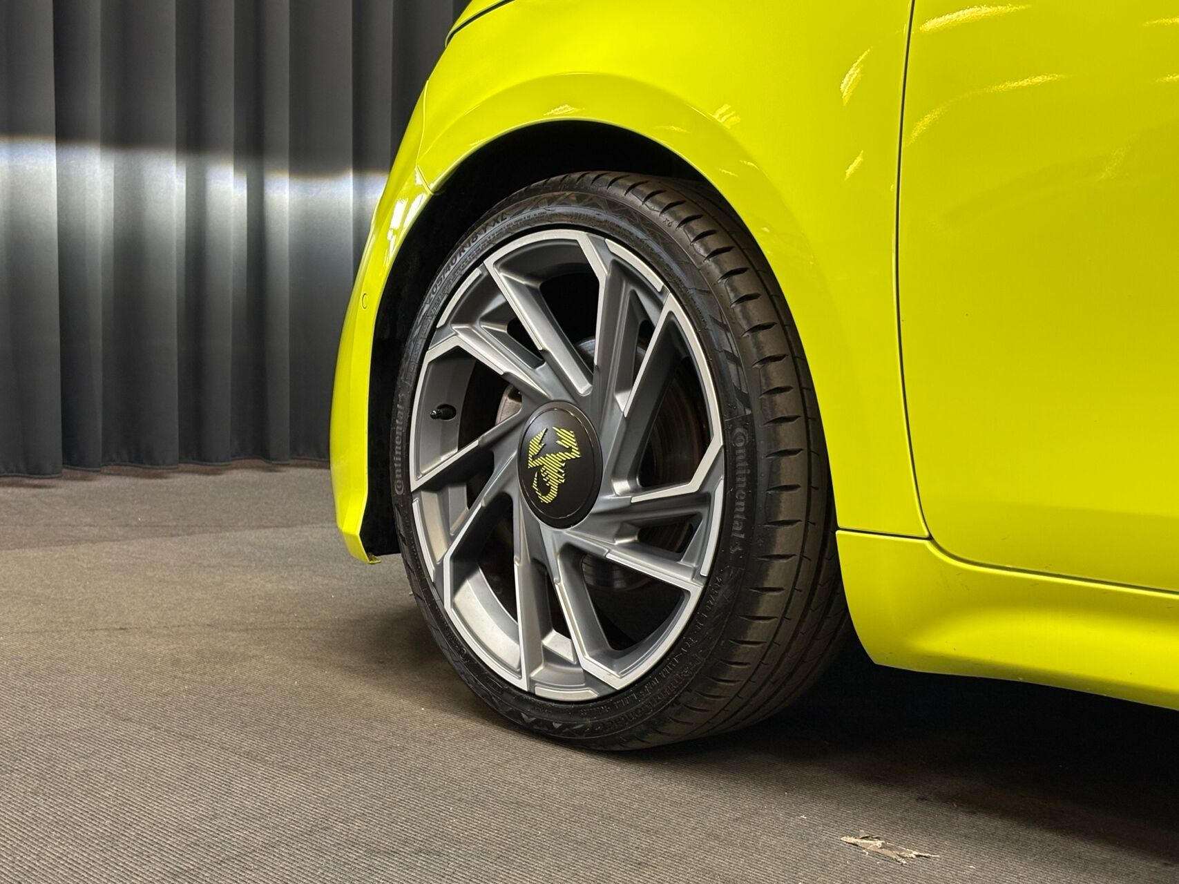 Grøn Abarth 500e fra 2023 set udefra