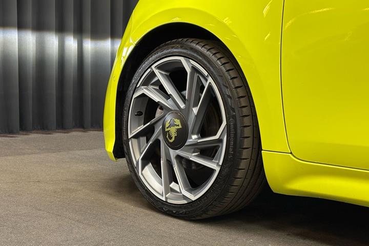 Grøn Abarth 500e fra 2023 set udefra