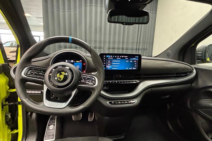 Grøn Abarth 500e fra 2023