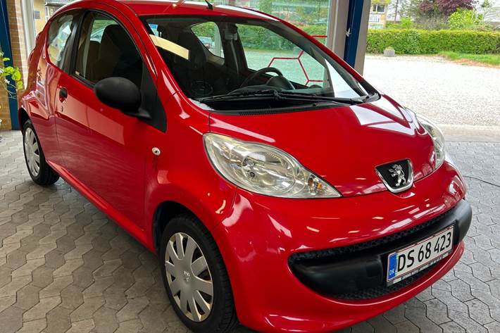 Rød Peugeot 107 fra 2008