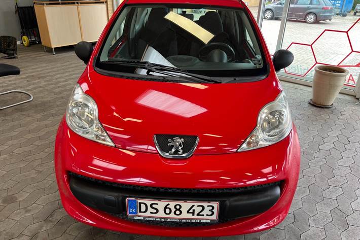 Rød Peugeot 107 fra 2008