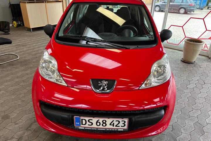Rød Peugeot 107 fra 2008