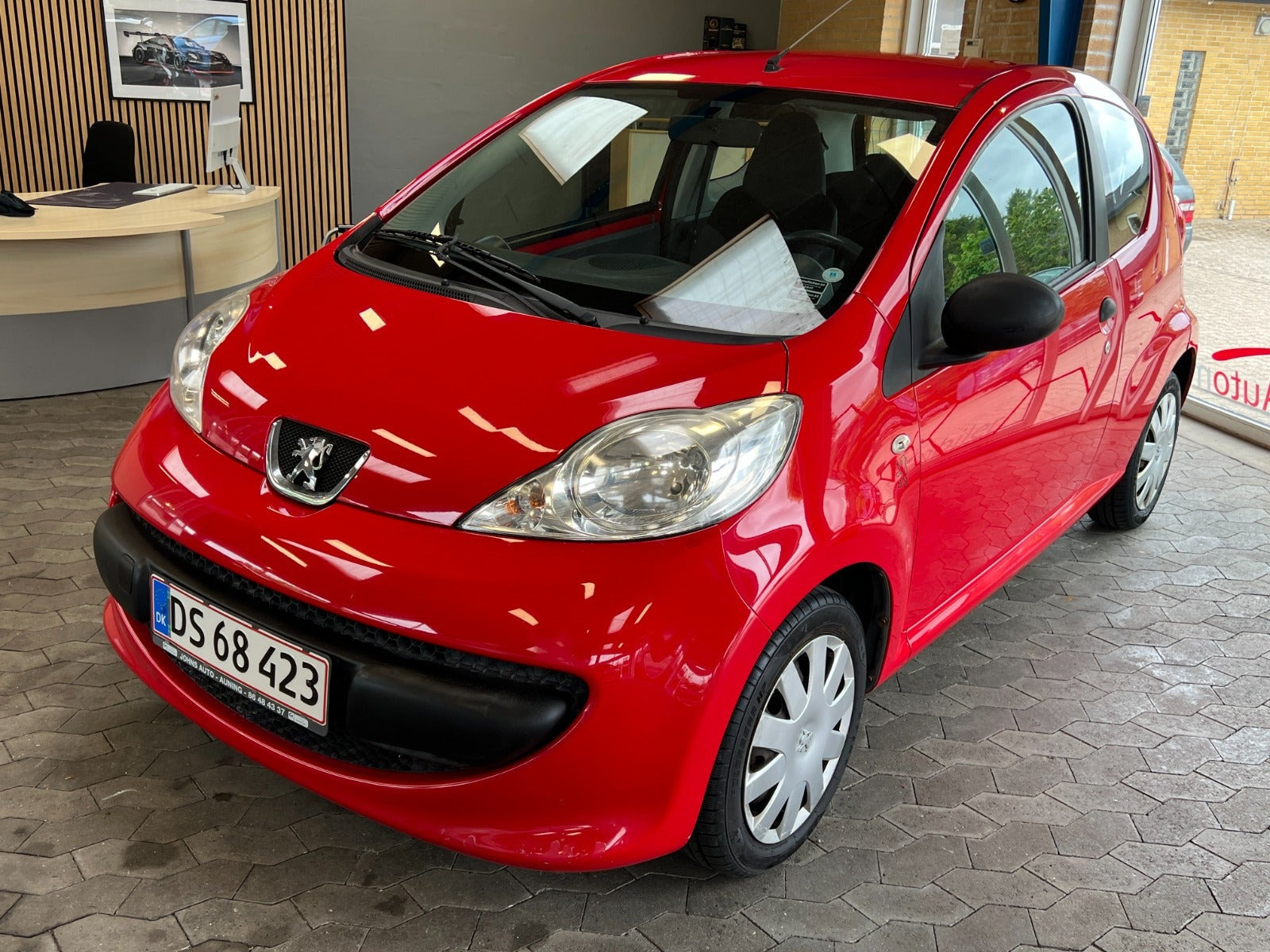 Rød Peugeot 107 fra 2008