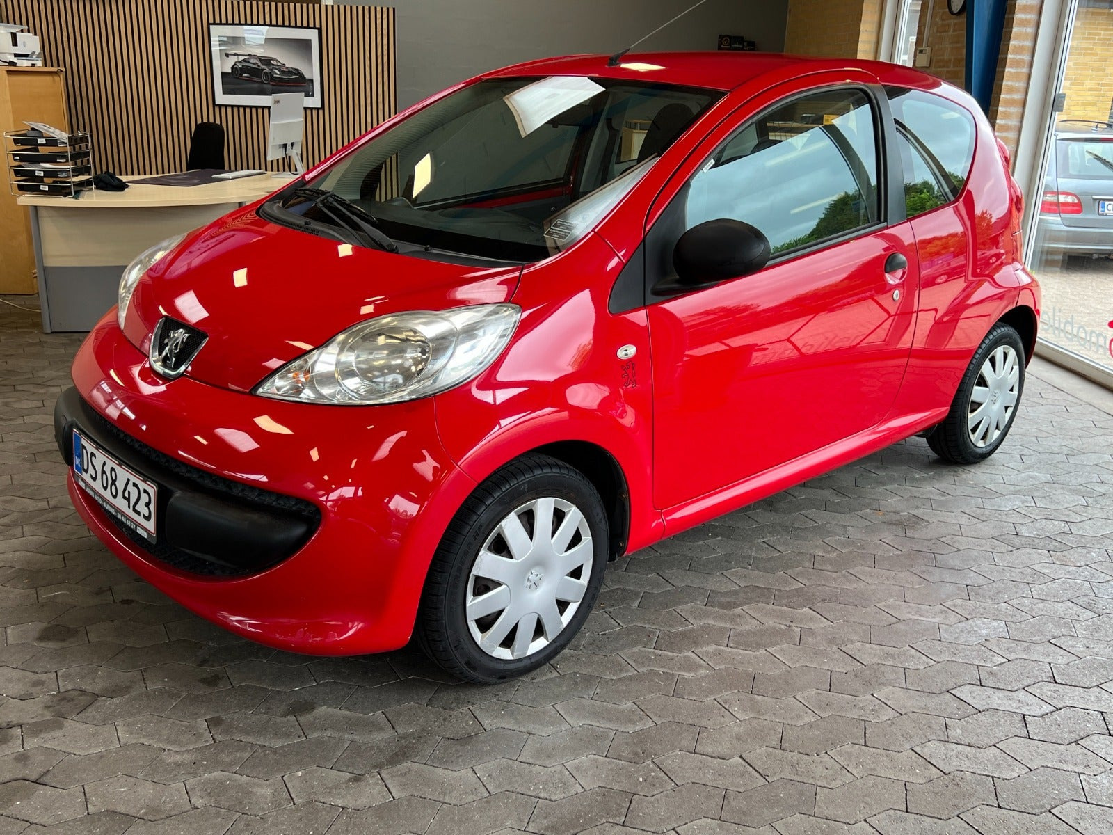 Rød Peugeot 107 fra 2008