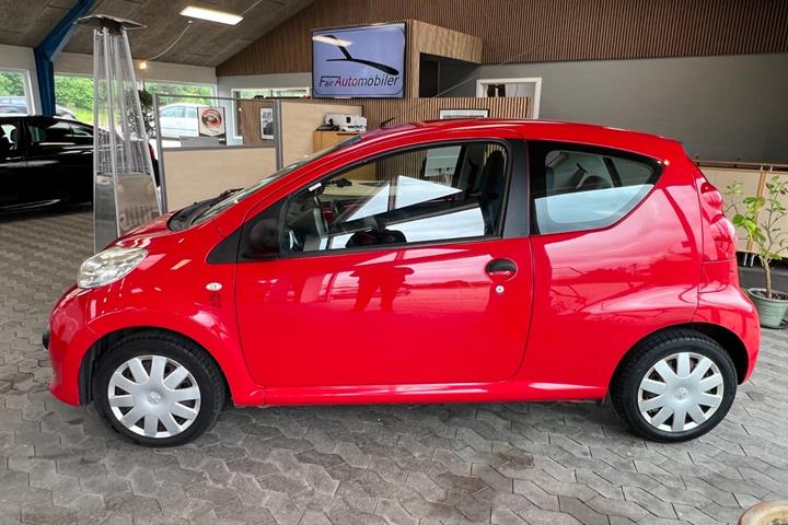 Rød Peugeot 107 fra 2008