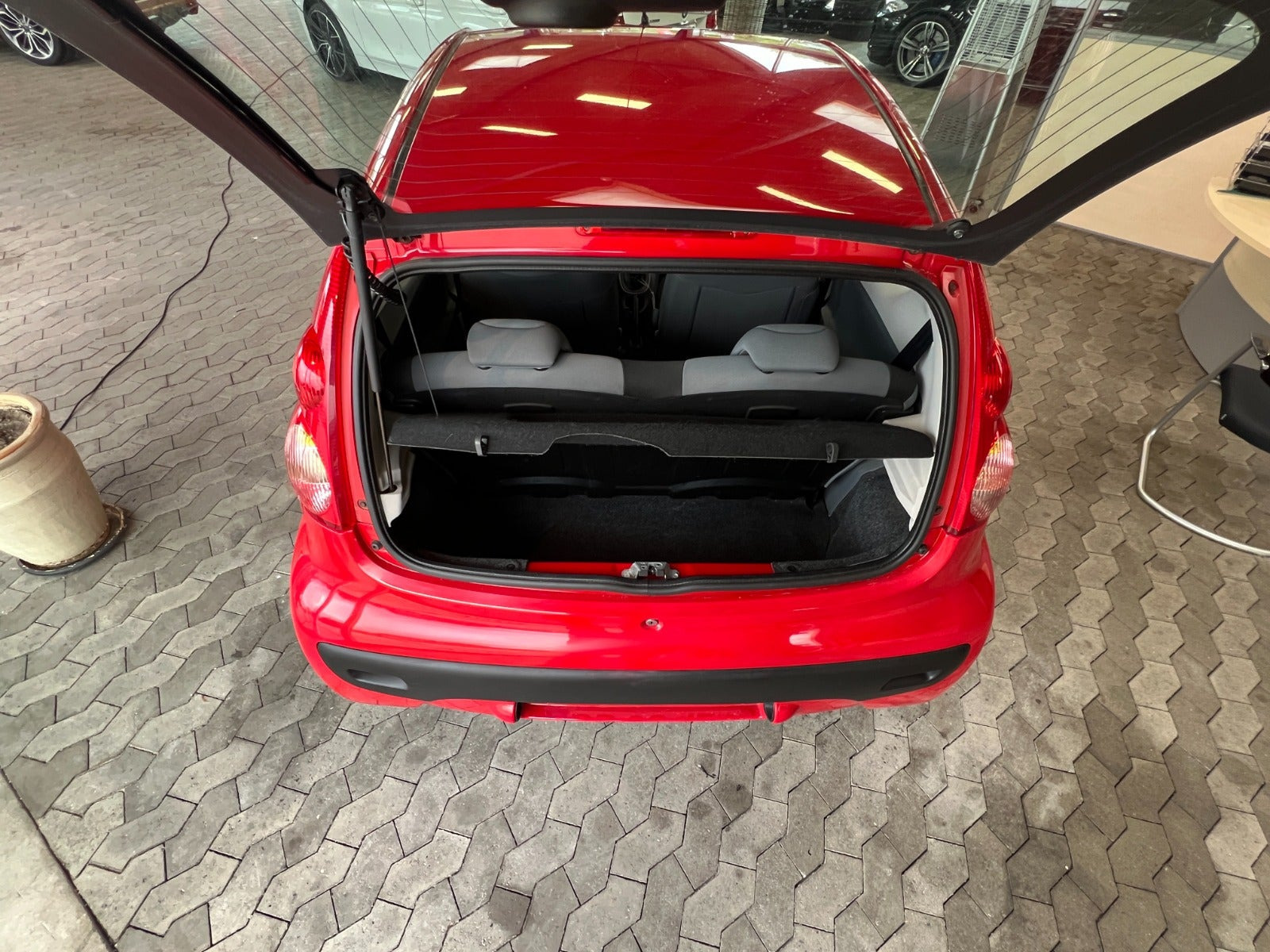 Rød Peugeot 107 fra 2008