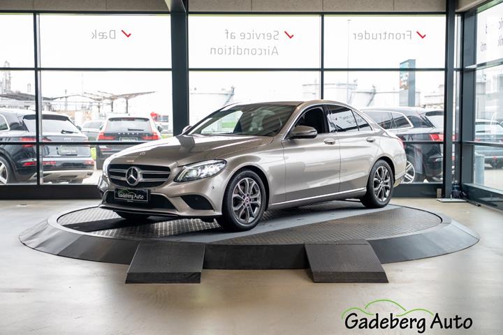 Orange Mercedes C220 d fra 2018 set udefra