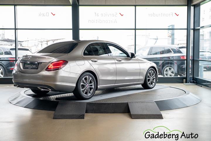 Orange Mercedes C220 d fra 2018