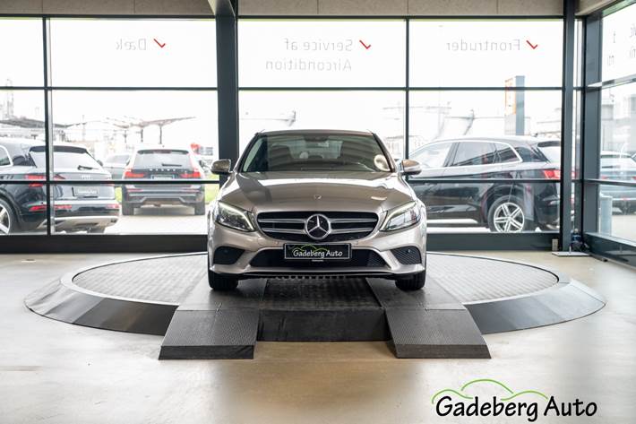 Orange Mercedes C220 d fra 2018