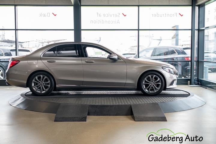 Orange Mercedes C220 d fra 2018