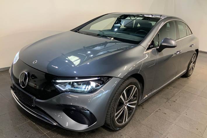 Grå Mercedes EQE350+ fra 2022 set udefra