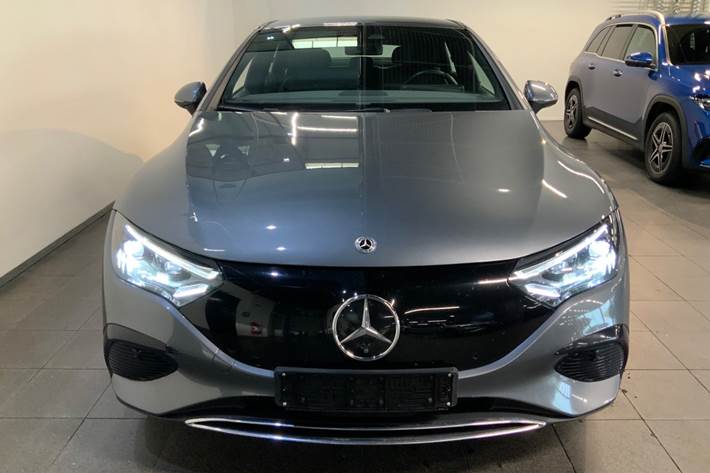 Grå Mercedes EQE350+ fra 2022