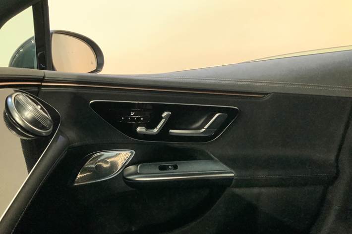 Grå Mercedes EQE350+ fra 2022