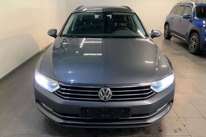 Grå VW Passat fra 2017